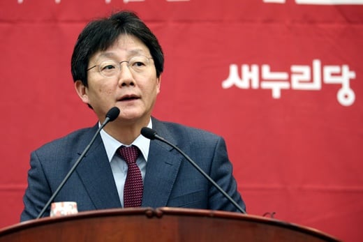 ‘정무특보’ ‘주호영’ ‘이병기 국정원장’ ‘유승민’ 청와대가 발표한 정무특보단에 현직 의원 3명이 발탁된 것에 대해 유승민 새누리당 원내대표가 유감을 나타냈다. /사진=뉴스1