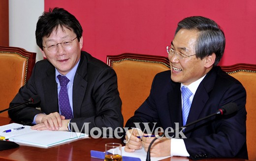 '김영란법' 새누리당 유승민 원내대표(왼쪽)와 새정치민주연합 우윤근 원내대표가 2일 김영란법을 최종 타결했다. /사진=임한별 기자