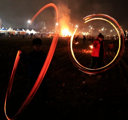 ‘정월대보름’, ‘원클릭교육비신청’, ‘갤럭시 s6 가격’, ‘아산시 공무원 직위해제’, ‘문재인 지지율’ 정월대보름 쥐불놀이 모습. /사진=뉴스1