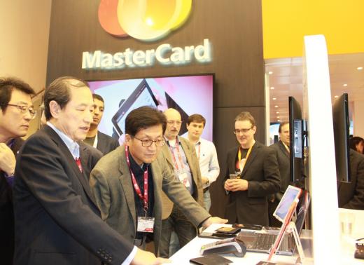 [MWC 2015] 이상철 LGU+ 부회장, 페이나우 확대 차원서 '삼성페이' 점검