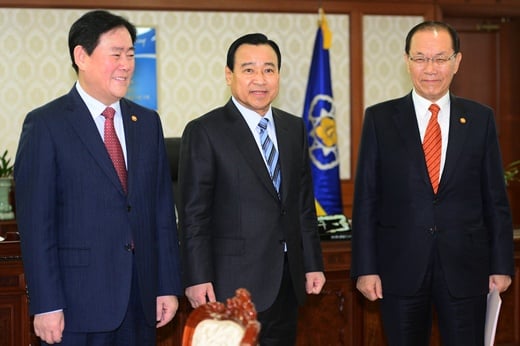 ‘공무원 연금’ 이완구 국무총리(가운데)와 최경환 경제부총리(왼쪽), 황우여 사회부총리가 회의를 갖고 공무원 연금개혁에 대한 조속한 처리를 언급했다. /사진=뉴스1