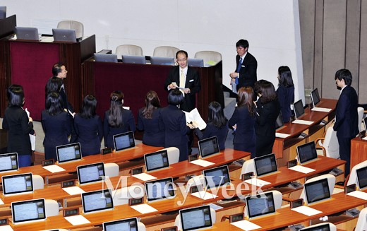 [MW사진] 김영란법 표결 앞두고 긴박한 국회