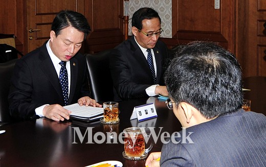 [MW사진] 리퍼트 미대사 피습, 사건 보고하는 강신명 경찰청장