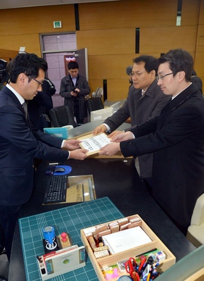 ‘김영란법’ 앞서 5일 대한변협이 '김영란법'과 관련, 헌법소원장을 제출한 가운데, 시변도 박근혜 대통령을 향해 거부권을 행사해야 한다고 촉구했다. /사진=뉴스1(대한변협)