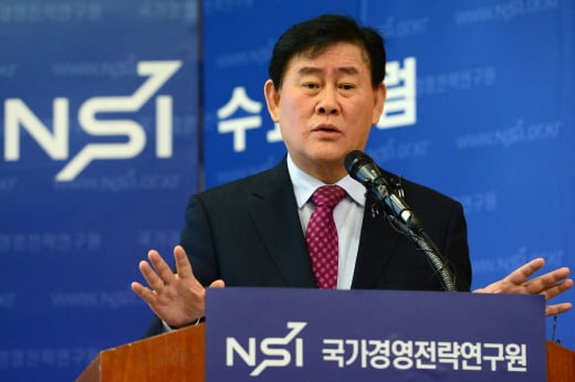 최경환 경제부총리 겸 기획재정부 장관이 지난 4일 오전 서울 중구 은행회관에서 열린 ‘국가경영전략연구원 조찬강연’에서 2015년 경제정책방향 관련 강연을 하고 있다. /사진제공=민경석 기자
