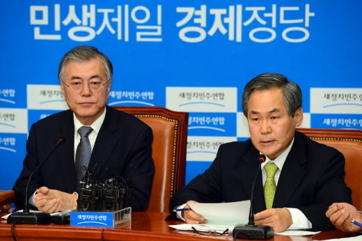 우윤근 새정치민주연합 원내대표(오른쪽)가 13일 오전 서울 여의도 국회에서 열린 확대간부회의에서 발언하고 있다. /사진제공=서울 뉴스1 한재호 기자