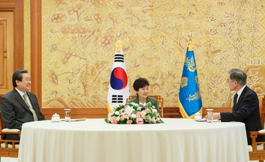 ‘박근혜 지지율’ ‘박근혜 문재인 김무성’ 박근혜 대통령(가운데)이 새누리당 김무성 대표(왼쪽), 새정치민주연합 문재인 대표와 회동을 갖고 '경제' 분야 공방을 벌였다. /사진=뉴스1