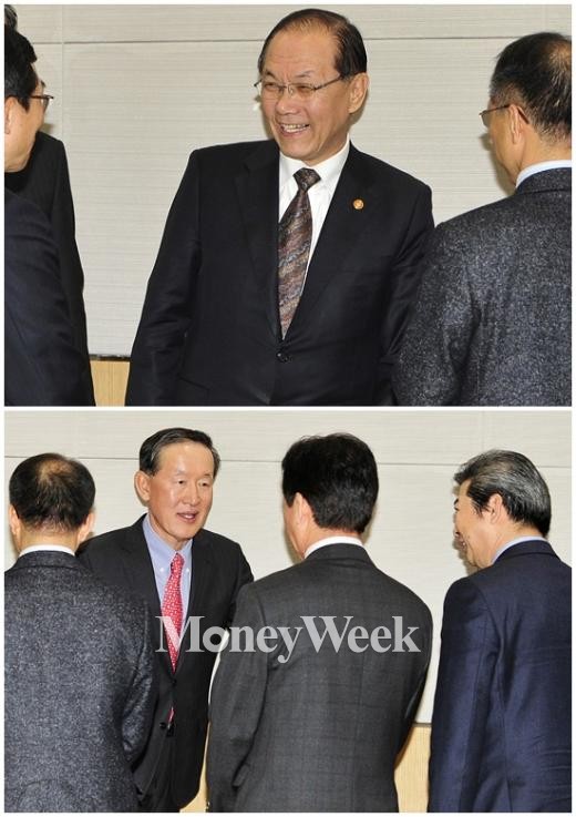 재계 임원들과 인사 나누는 황우여 부총리(위)와 허창수 전경련 회장