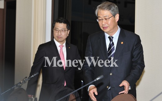 [MW사진] 첫 금융개혁회의 참석한 금융위원장과 금감원장
