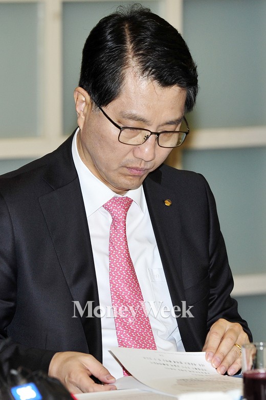 [MW사진] 제1차 금융개혁회의, '자료 검토하는 금융감독원장'