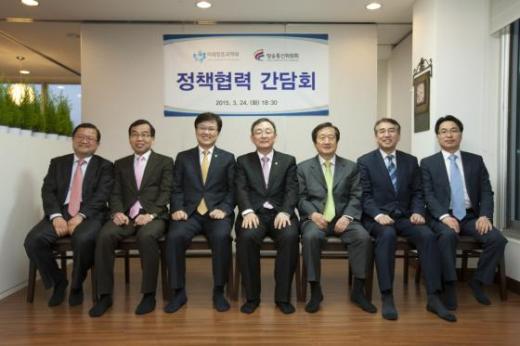 미래창조과학부와 방송통신위원회가 24일 저녁 경기도 의왕시 한정식당에서 정책협력 간담회를 개최했다. (왼쪽부터) 최재유 미래창조과학부 제2차관, 이기주 방송통신위원회 상임위원, 최양희 미래창조과학부 장관, 최성준 방송통신위원회 위원장, 김재홍 방송통신위원회 상임위원, 이석준 미래창조과학부 제1차관, 고삼석 방송통신위원회 상임위원./사진제공=미래창조과학부