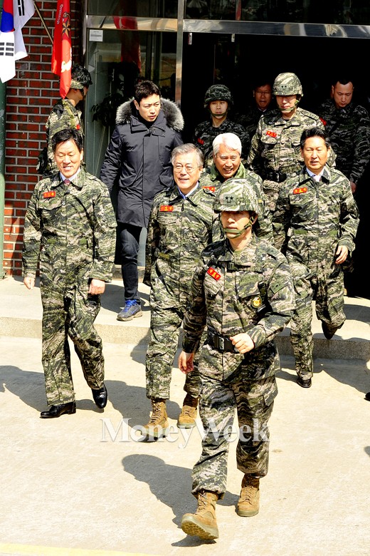 [MW사진] 천안함 5주기 앞두고 해병대 방문한 문재인 대표