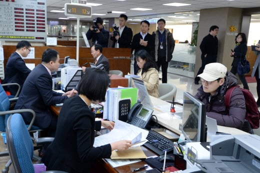 '안심전환대출 자격' 안심전환대출이 출시된 지난 24일 오전 서울 여의도 KB은행 본점에서 직원들이 안심전환대출 가입 희망 고객을 안내하고 있다. /사진제공=서울 뉴스1 정회성 기자