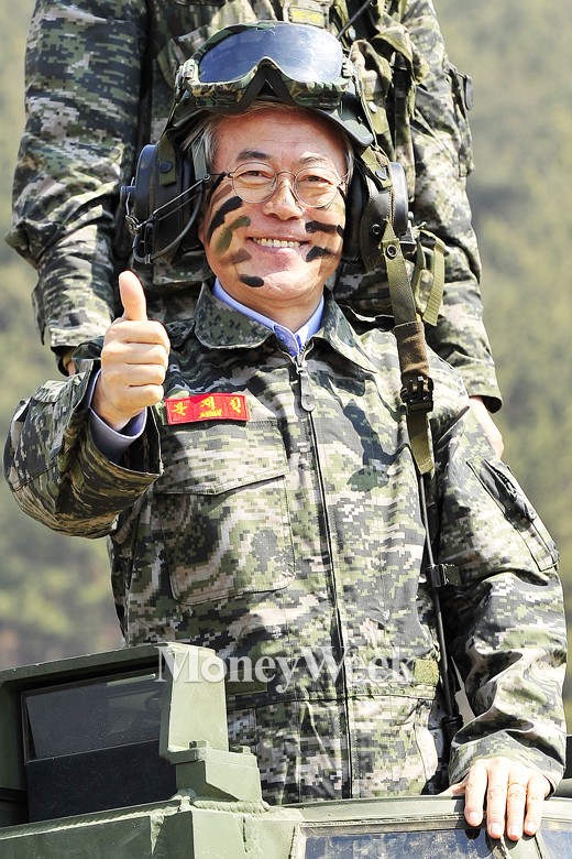 [MW사진] 장갑차 탑승 문재인 대표, 엄지손가락 치켜세우다
