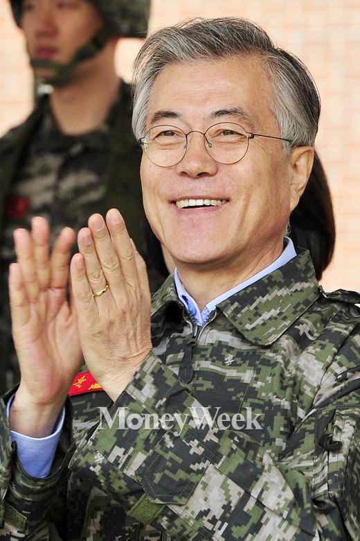 [MW사진] 해병대 방문, 문재인 대표의 '박수갈채'