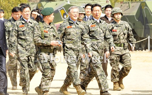[MW사진] 천안함 5주기, 해병대 장갑차 오르는 문재인