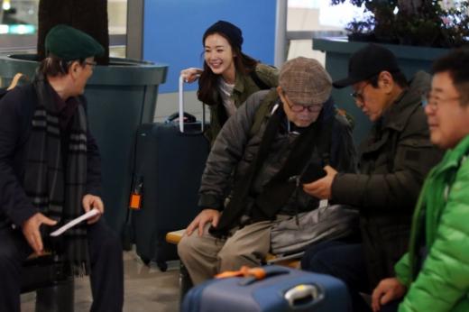 배우 최지우가 15일 오후 인천국제공항에서 진행된 '꽃보다 할배' 그리스 편에 합류해 이서진, 박근형, 백일섭, 신구 등과 함께 두바이로 출국을 준비하고 있다/사진=뉴스1