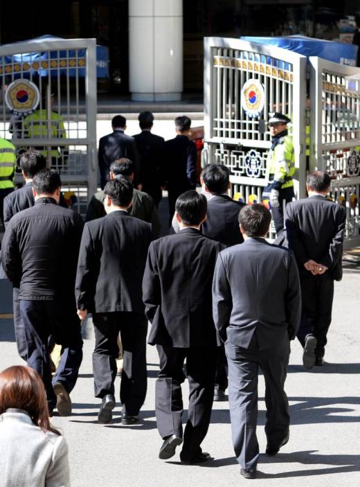 서울 종로구 세종대로 정부서울청사에서 직원들이 점심식사를 하기위해 청사를 나서고 있다. 공무원연금강화를 위한 공동투쟁본부는 '더 내고 덜 받는' 공무원연금 개혁에 반대하는 대규모집회를 오늘 여의도에서 갖는다  
