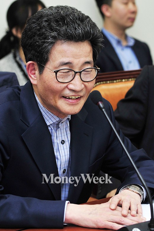 [MW사진] 미소 번지는 이목희 의원
