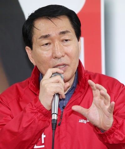 '안상수 여론조사' 인천 서·강화을에 출마한 새누리당 안상수 후보가 지난 2일 인천 서구 마전동에서 열린 선거사무소 개소식에서 포부를 밝히고 있다. /사진=뉴스1
