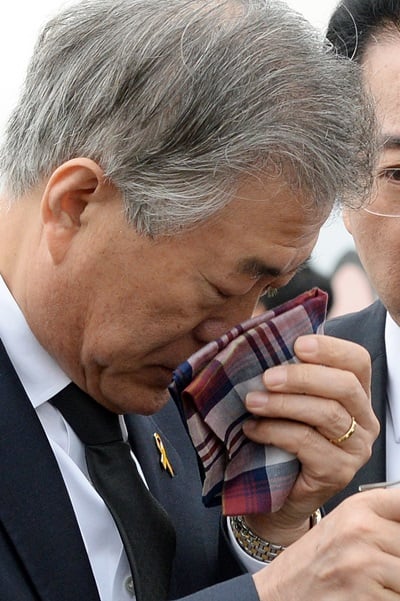 '문재인 조문' 새정치민주연합 문재인 대표가 세월호 사고 희생자 정부 합동분향소에서 참배를 마친 뒤 눈물을 닦고 있다. /사진=뉴스1