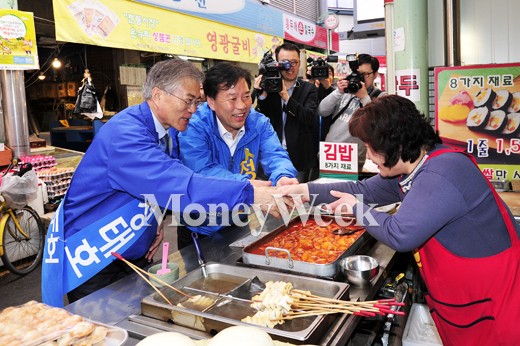 [MW사진] 신사시장에 나타난 문재인 대표
