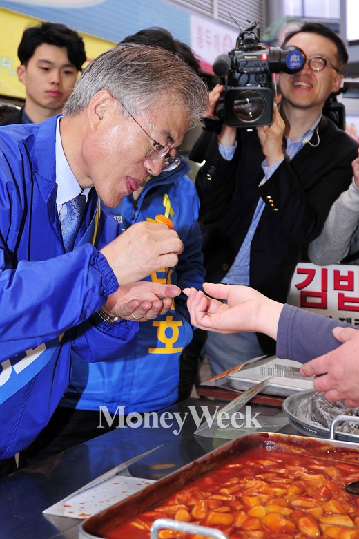 [MW사진] 문재인 대표, '아주머니 떡볶이 맛좀 볼까요?'