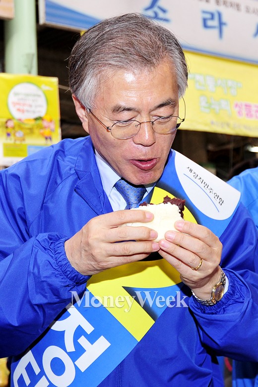 [Mw사진] 신사시장 방문 문재인, '호빵은 호호 불어야 제맛'