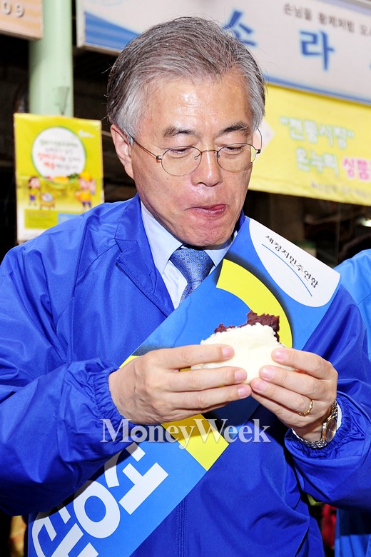 [MW사진] 입맛 다시는 문재인 대표