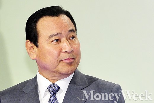 [MW사진] 이완구 총리 '보고 또 보고'