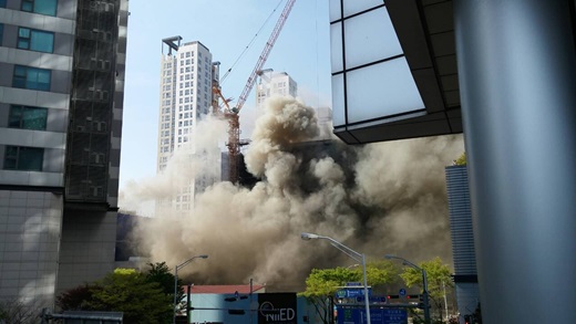'정자동 화재' '정자동 불' 21일 오후 경기 성남시 분당구 정자동 국립국제교육원 신축 공사현장에서 화재가 발생해 연기가 피어오르고 있다. /사진=뉴스1