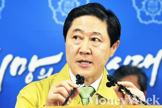 '해수부 세월호' 22일 열린 중앙재난안전대책본부 회의에서 유기준 해양수산부 장관이 질문에 답하고 있다. /사진=임한별 기자