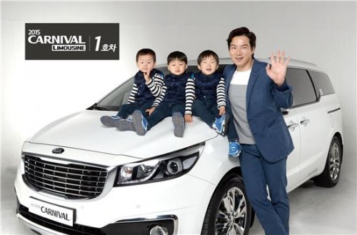 탤런트 송일국씨 가정에 전달된 카니발 리무진 1호차 /사진=기아자동차 제공