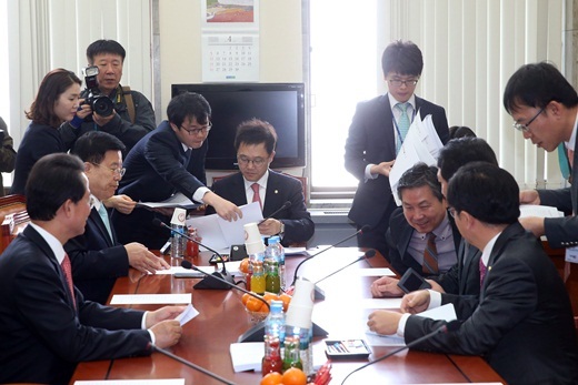 강석훈 위원장을 비롯한 여야 의원들이 지난달 22일 서울 여의도 국회에서 열린 조세소위에서 논의하고 있다. /사진제공=뉴스1 한재호 기자