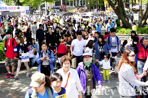[MW사진] 오늘은 어린이날, '아이 손잡고 나들이 나온 시민들'