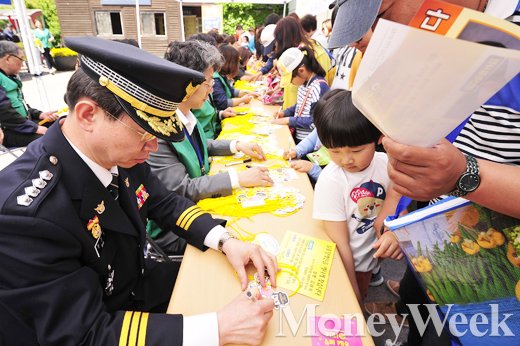 [MW사진] 오늘은 어린이날, '미아방지 이름표 나눠주는 반기수 총경'
