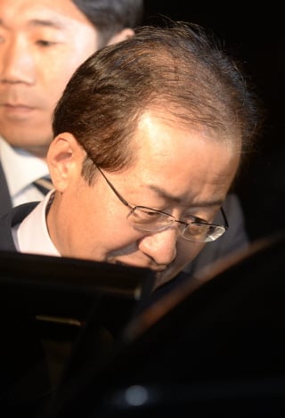 고(故) 성완종 전 경남기업 회장으로부터 1억원의 금품 수수 의혹을 받고 있는 홍준표 경남도지사가 9일 새벽 서울 서초동 고등검찰청에서 피의자 신분으로 검찰 조사를 받은 뒤 귀가하고 있다. /사진제공=서울 뉴스1 안은나 기자