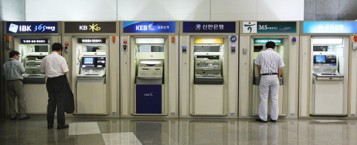 300만원 이상 이체 시 30분간 자동화기기(ATM)를 통한 인출이 제한된다. /사진=머니위크DB