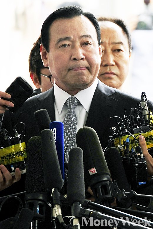 '이완구 검찰 소환' 금품 수수 의혹을 받고 있는 이완구 전 국무총리(65)가 검찰에 출두하고 있다. /사진=임한별 기자