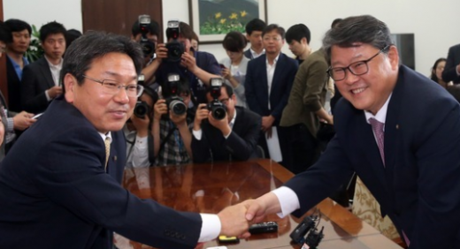 조원진 새누리당 의원(오른쪽)과 강기정 새정치민주연합 정책위의장이 15일 오전 서울 여의도 국회에서 공무원연금 개혁안 논의를 위해 만나 악수하고 있다. /사진=뉴스1