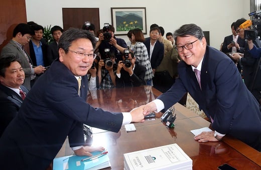 공무원연금개혁 특별위원회 여야 간사인 조원진 새누리당 의원(오른쪽)과 강기정 새정치민주연합 정책위의장이 15일 오전 서울 여의도 국회에서 공무원연금 개혁안 논의를 위해 만나 악수하고 있다. /사진=뉴스1