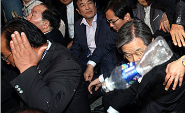 '김무성 물세례' 김무성 새누리당 대표가 17일 오후 광주 동구 옛 전남도청 앞 광장에서 한 시민이 항의하며 던진 생수통을 바라보고 있다. /사진=뉴시스