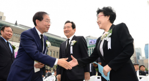 '5·18 민주화운동' 18일 오전 서울 중구 서울광장에서 열린 '5.18 민주화운동 제35주년 서울 기념식'에서 박원순 서울시장이 한명숙 새정치민주연합 의원과 악수를 나누고 있다. /사진=뉴스1