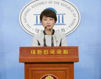 '조윤선 사퇴' 사진은 새정치민주연합 이언주 원내대변인. /사진=뉴스1