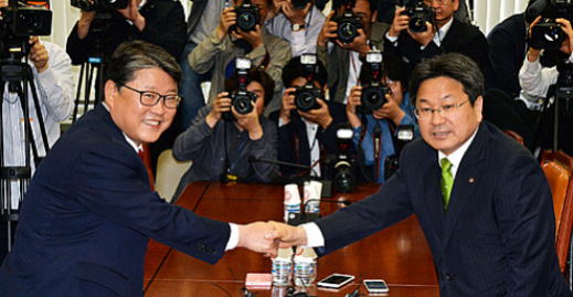 '공무원연금' '공무원연금 개혁' 새누리당 조원진(왼쪽) 간사와 새정치민주연합 강기정 간사가 20일 오전 서울 여의도 국회 안전행정위원회 소회의실에서 열린 공무원연금개혁 관련 회동에서 악수를 하고 있다. /사진=뉴시스