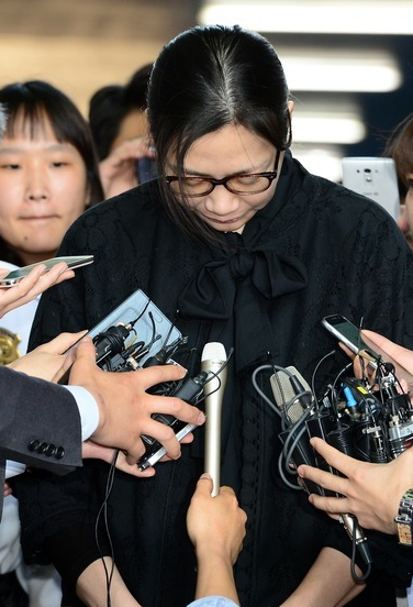 '김상환 부장판사' '조현아 항소심 선고' '집행유예' 조현아 전 대한항공 부사장이 22일 오전 서울 서초동 서울고등법원에서 열린 항소심 선고공판에서 집행유예를 선고받은 뒤 석방되며 취재진의 질문에 고개를 숙이고 있다. /사진=뉴스1