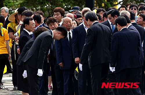 23일 오후 경남 김해시 진영읍 봉하마을에서 열린 '故 노무현 전 대통령 서거 6주기 추도식'에서 노 전 대통령의 장남 건호 씨가 노 전 대통령 묘역 참배를 마치고 나서는 새누리당 김무성 대표를 향해 인사하고 있다. /사진=뉴시스 박동욱 기자