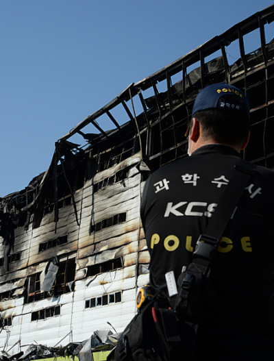 25일 김포시 고촌읍 전호리 제일모직 물류창고에서 발생한 대형 화재현장에서 경찰 과학수사팀이 화재감식에 앞서 현장 확인을 하고 있다. /사진=뉴시스