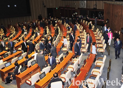 [MW사진] 5월 임시국회 하루 연장, '회기는 일단 연장'