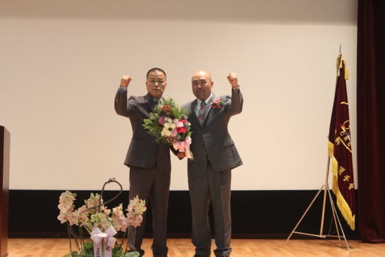 5대 김영만 회장(좌)과 6대 박현수 신임회장이 경륜선수회 발전을 위해 파이팅을 외치고 있다./사진제공=한국경륜선수회